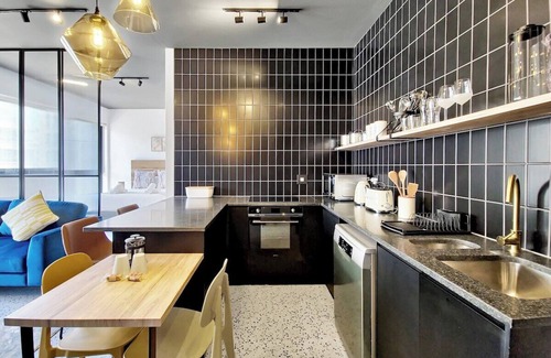 Foreshore Apartment | Beautiful,central,secure- hotel living for couples