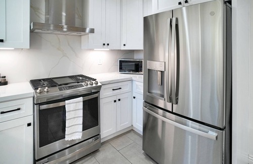Baldwin Park House | Beautiful & Centrally Located close to everything 3- bedroom home, AC, WiFi