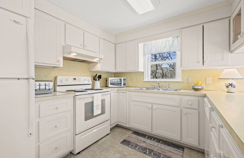 South Chatham House | Beautiful Chatham, Sun Sand & Surf. 8/10 mile to beaches ,pet friendly home