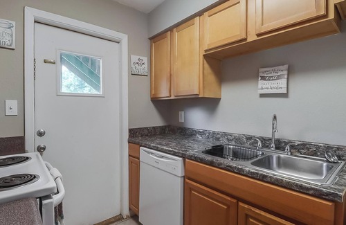 Pascagoula Apartment | Beautiful Clean 2 Bedroom 2 Blocks from beach 🏝