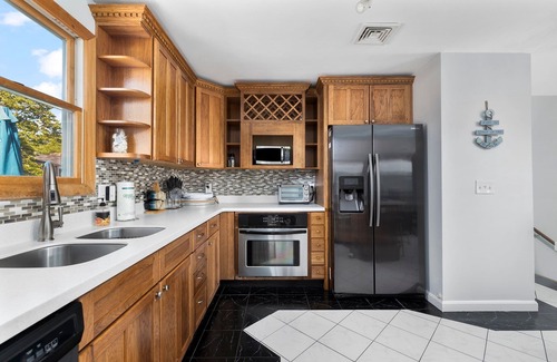 Eastward Look House | Beautiful Clean House Walk to Scarborough Beach Central AC, sleeps 14
