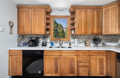 Eastward Look House | Beautiful Clean House Walk to Scarborough Beach Central AC, sleeps 14