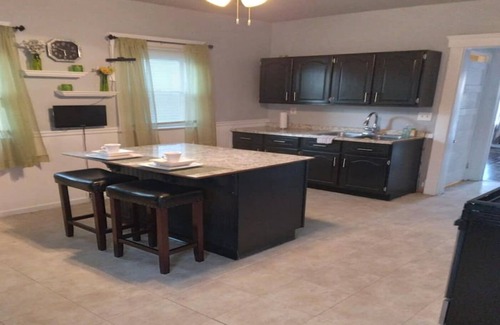 South Broadway House | Beautiful colonial 15 minutes from downtown and all major hospitals