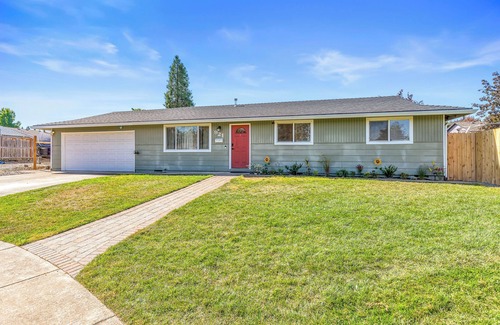Central Point House | Beautiful & Comfortable Home in Central Point