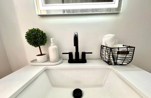 South Mountain House | Beautiful, Comfortable, Safe and Quiet place, Only 11 Min from the airport