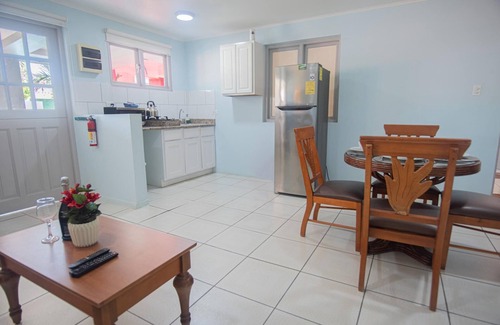 Boegoeroei Apartment | Beautiful & Comfy ~ Mins to Palm & Eagle Beaches!