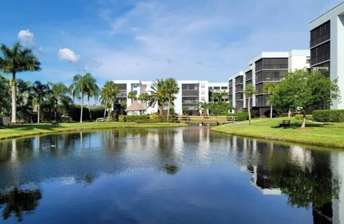 Fort Myers Condo | Beautiful condo located directly on the River with pool side & lake views