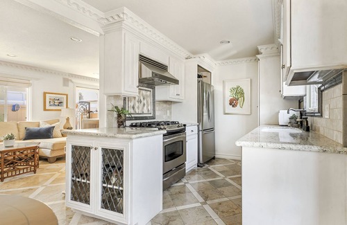 Corona del Mar Condo | Beautiful condo in the heart of CDM just one block from the beach!