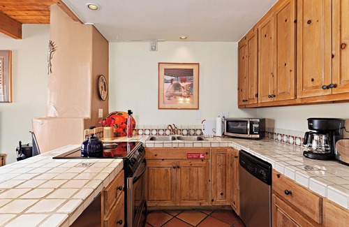 Northeast Santa Fe Hotel | Beautiful Condo Just Blocks From The Plaza, Wood Fireplace + More