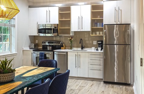 Siesta Key Condo | Beautiful Condo on Siesta Key, Walk to Gated Beach Access, Renovated & Modern, Heated Pool/Hot Tub
