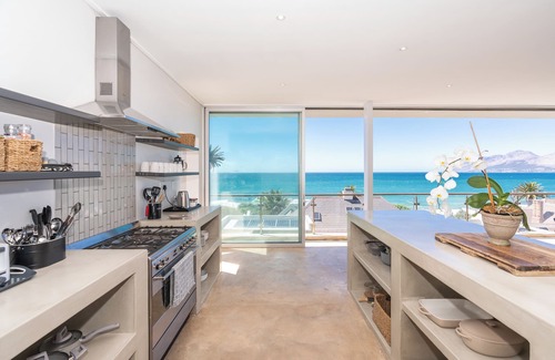 St. James House | Beautiful contemporary 4-bedroom house in Cape Town
