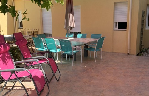 Cadenet Villa | Beautiful contemporary villa with pool