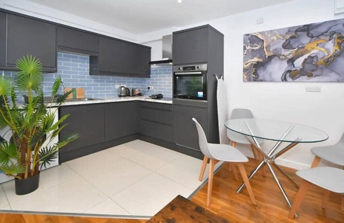 Burslem Apartment | Beautiful contractor stay 1 bedroom Apt in Stoke-on-Trent. Wifi, Washer & TV