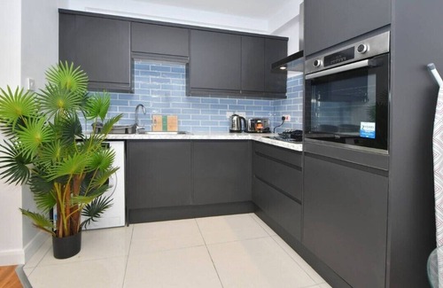 Burslem Apartment | Beautiful contractor stay 1 bedroom Apt in Stoke-on-Trent. Wifi, Washer & TV