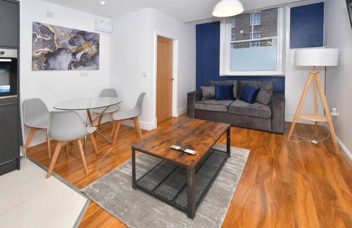 Burslem Apartment | Beautiful contractor stay 1 bedroom Apt in Stoke-on-Trent. Wifi, Washer & TV