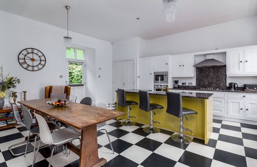Glenisla Cottage | Beautiful Cottage 3 bedrooms 2 Bathroom secure courtyard & garden. On one level.