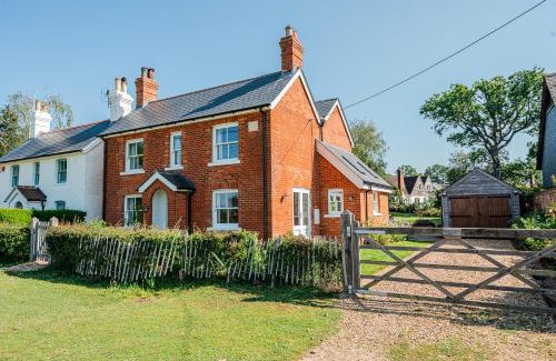 New Forest District House | Beautiful Cottage in Brockenhurst with Forest View