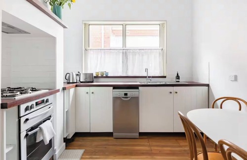 Adelaide Cottage | Beautiful Cottage with Garden Courtyard in City Square Mile