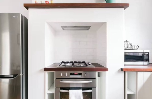 Adelaide Cottage | Beautiful Cottage with Garden Courtyard in City Square Mile