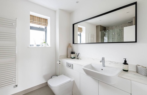 Limpley Stoke House | Beautiful countryside home, only 10 minutes drive to Bath