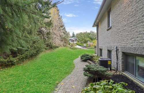 Bradford West Gwillimbury Apartment | Beautiful Country Guest House w Pool,fire pit and Pond