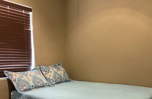 Imperial House | Beautiful Country Home w/King Beds, free wifi & free parking