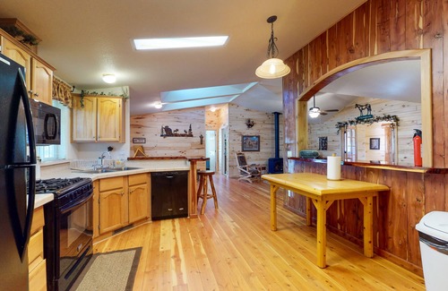 South Fork Cabin | Beautiful country main house next to mountains w/new barn & corral/free WiFi