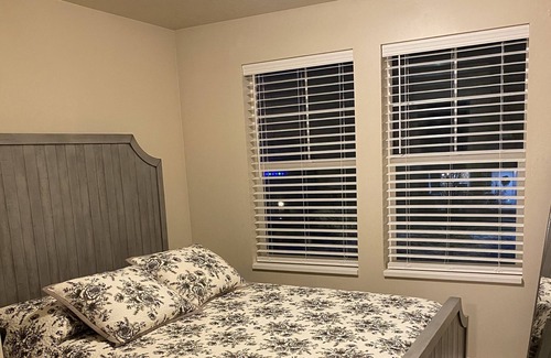 Kaysville House | Beautiful county home perfectly located: Skiing, amusement parks, hiking & more!