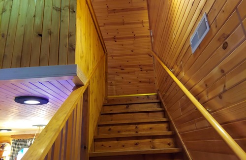 Warrens Cabin | Beautiful, cozy 3 bedroom cabin with additional loft space near water park!