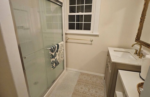 Niles House | Beautiful, cozy 3 bedroom, 2 bath home & 2 sun porches in South West Michigan.