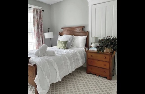 Niles House | Beautiful, cozy 3 bedroom, 2 bath home & 2 sun porches in South West Michigan.