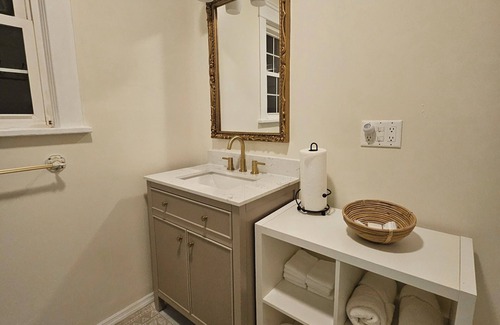 Niles House | Beautiful, cozy 3 bedroom, 2 bath home & 2 sun porches in South West Michigan.