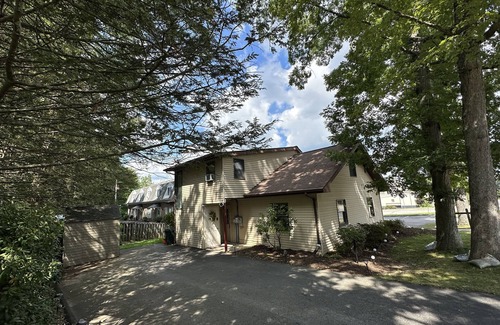 Park Forest Village Apartment | Beautiful cozy apt above commercial office, quiet and super convenient location