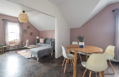 Federal Hill Apartment | Beautiful & Cozy Apt For Your Group ★ Hosts 6 People | Near Downtown & Fed. Hill