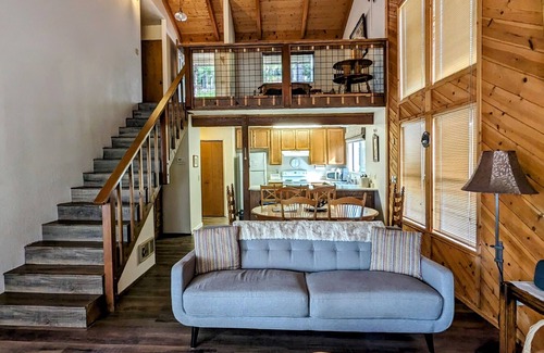 Arnold House | Beautiful & Cozy Cabin in Blue Lake Springs