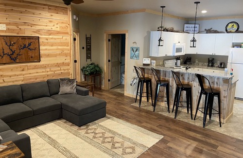 Crane Hill Cabin | Beautiful, cozy cabin on Smith Lake!