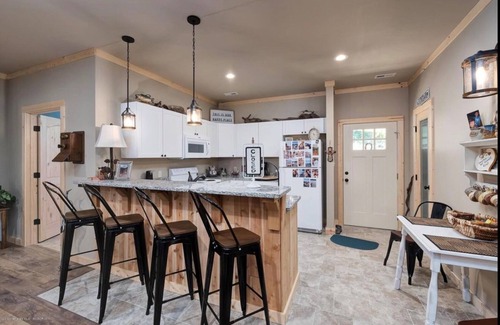 Crane Hill Cabin | Beautiful, cozy cabin on Smith Lake!