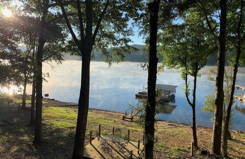 Crane Hill Cabin | Beautiful, cozy cabin on Smith Lake!