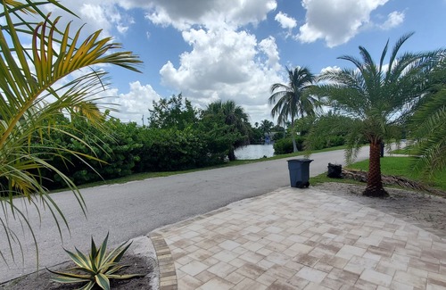 Bokeelia House | Beautiful, cozy, clean & fresh house on a canal with private ramp, spce to moore