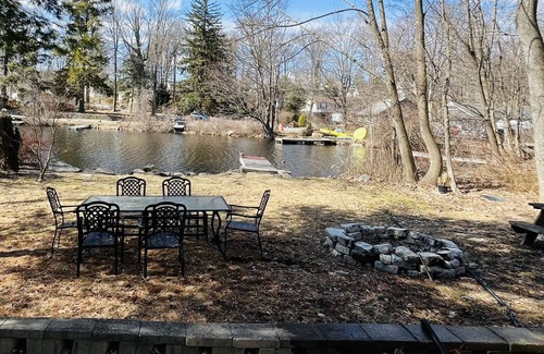 West Milford House | Beautiful Cozy Lakefront near farms, wineries, hiking, theme park & skiing !