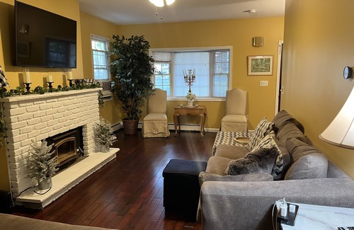 West Milford House | Beautiful Cozy Lakefront near farms, wineries, hiking, theme park & skiing !