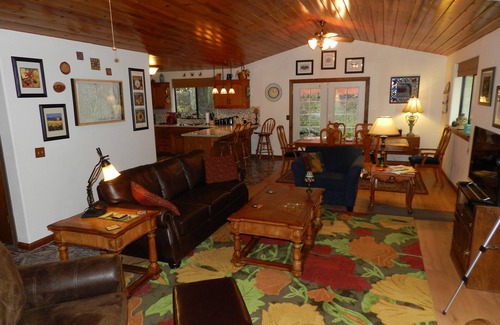 Mariposa House | Beautiful Creekside Home in Mariposa Pines Close to Yosemite. No cleaning fee.