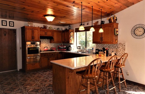 Mariposa House | Beautiful Creekside Home in Mariposa Pines Close to Yosemite. No cleaning fee.