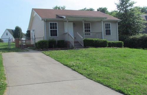 Clarksville House | Beautiful cul-de-sac home with a fenced in yard!