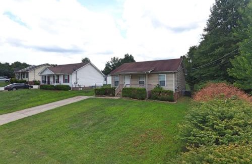 Clarksville House | Beautiful cul-de-sac home with a fenced in yard!