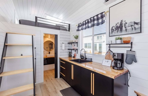 Apple Valley Apartment | Beautiful Dana Blue Tiny Home with Private Hot Tub