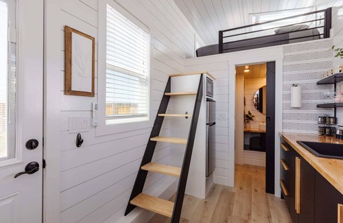 Apple Valley Apartment | Beautiful Dana Blue Tiny Home with Private Hot Tub