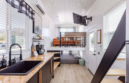 Apple Valley Apartment | Beautiful Dana Blue Tiny Home with Private Hot Tub