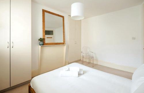 Harrow Road Apartment | Beautiful Designer Flat in Maida Vale, Sleeps 4