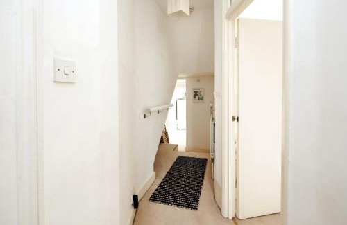 Harrow Road Apartment | Beautiful Designer Flat in Maida Vale, Sleeps 4